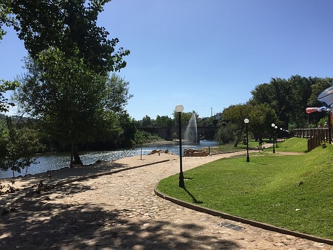 Sarzedo praia fluvial rio alva onthaasten in centraal Portugal