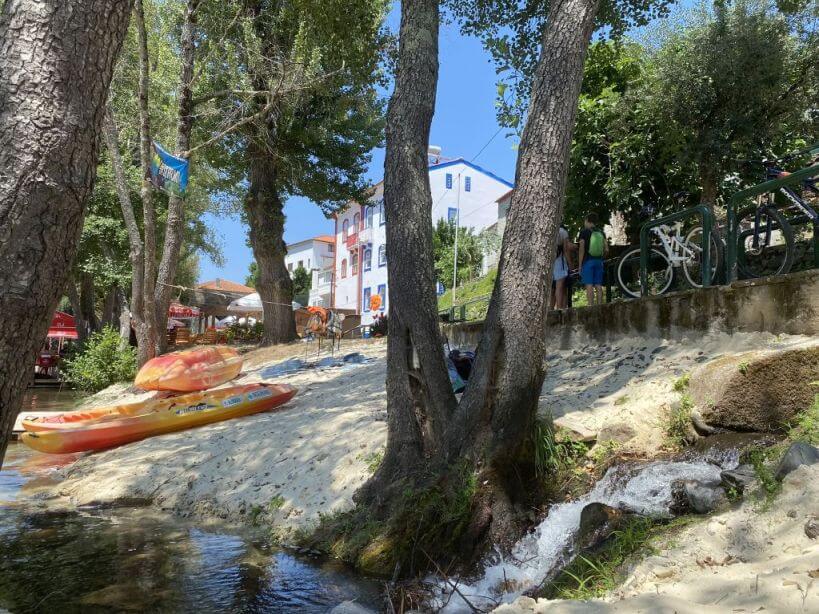 Praia Fluvial Gois rivierstrandje met waterval